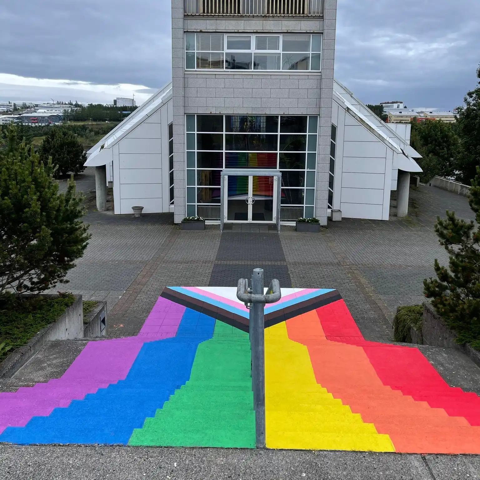 Hinseginfáninn verður aftur málaður á tröppur Grafarvogskirkju