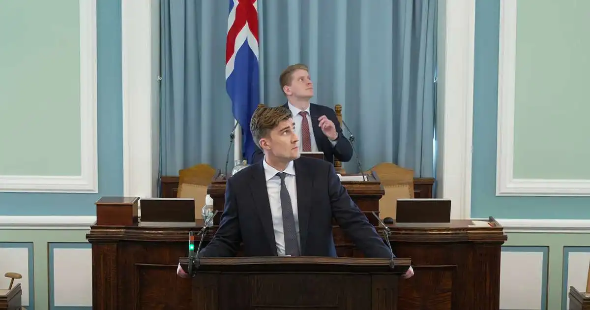 Hlé gert á þingfundi vegna mótmæla af þingpöllum