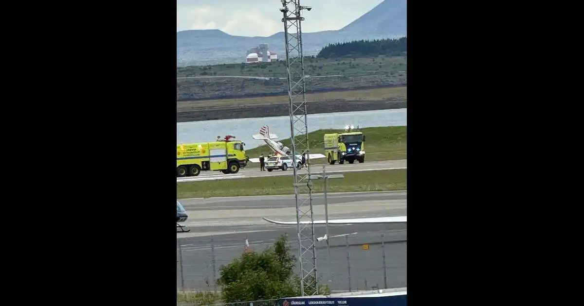Hlekktist á í lendingu þegar nefhjól festist ekki niðri