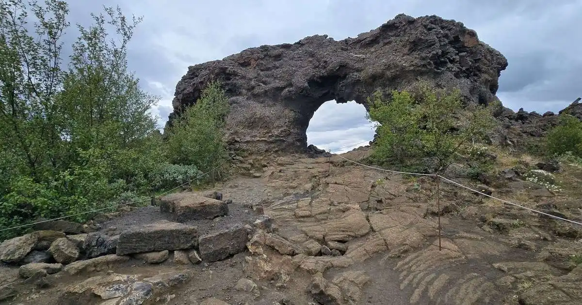 Hlóðu pall í Dimmuborgum til að auðvelda ferðamönnum að taka sjálfsmyndir