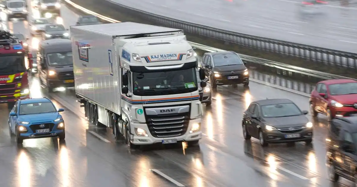 Hlutfall fjölskyldubíla eingöngu knúinna jarðefnaeldsneyti hefur lækkað hratt á fáeinum árum