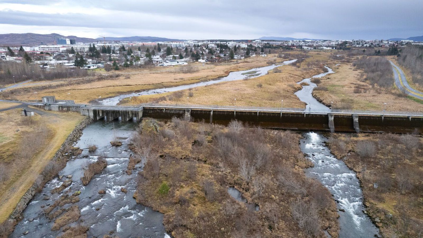 Hnífstunga í heima­húsi í Ár­bæ - Vísir