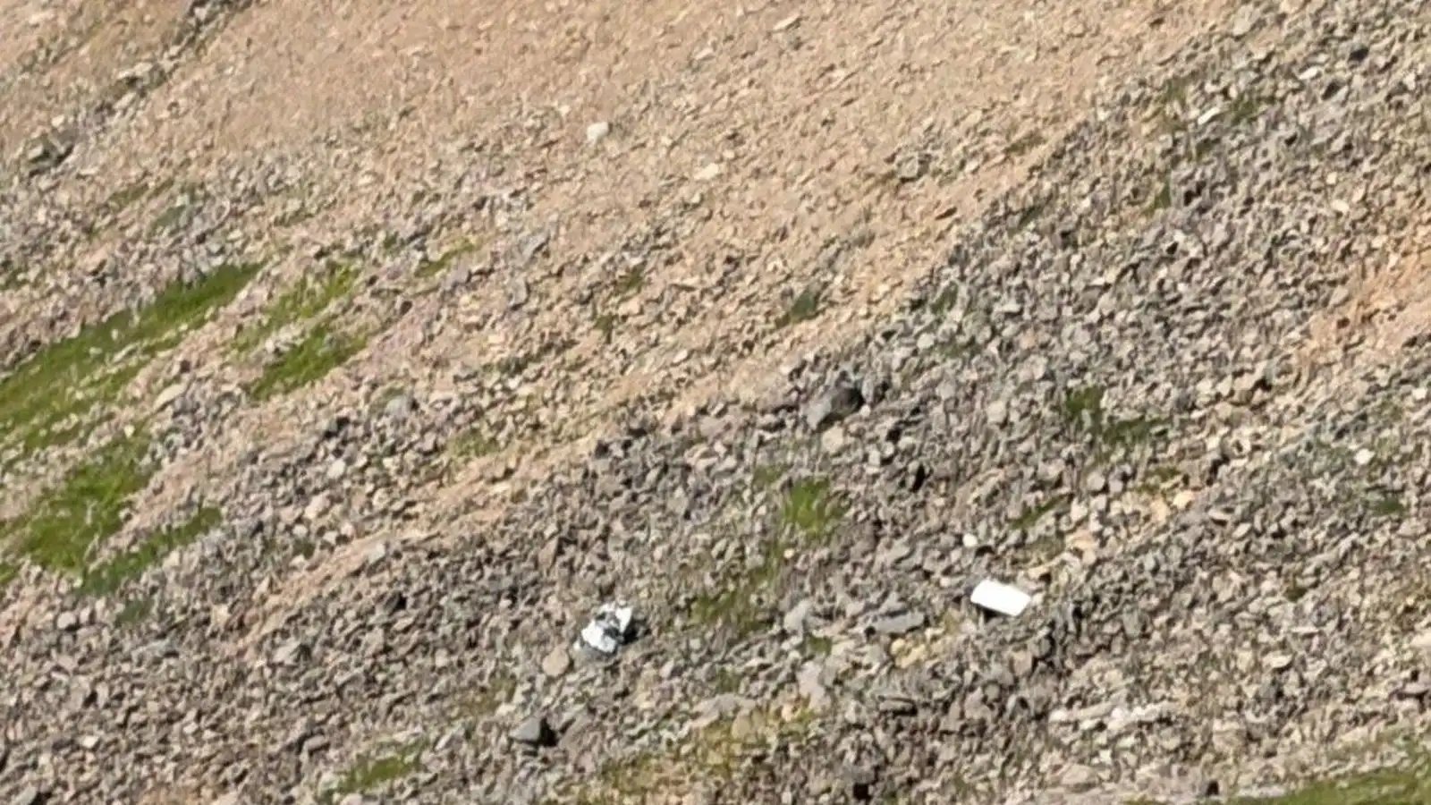 Horfðu á bílinn velta hring eftir hring niður fjallið - Vísir