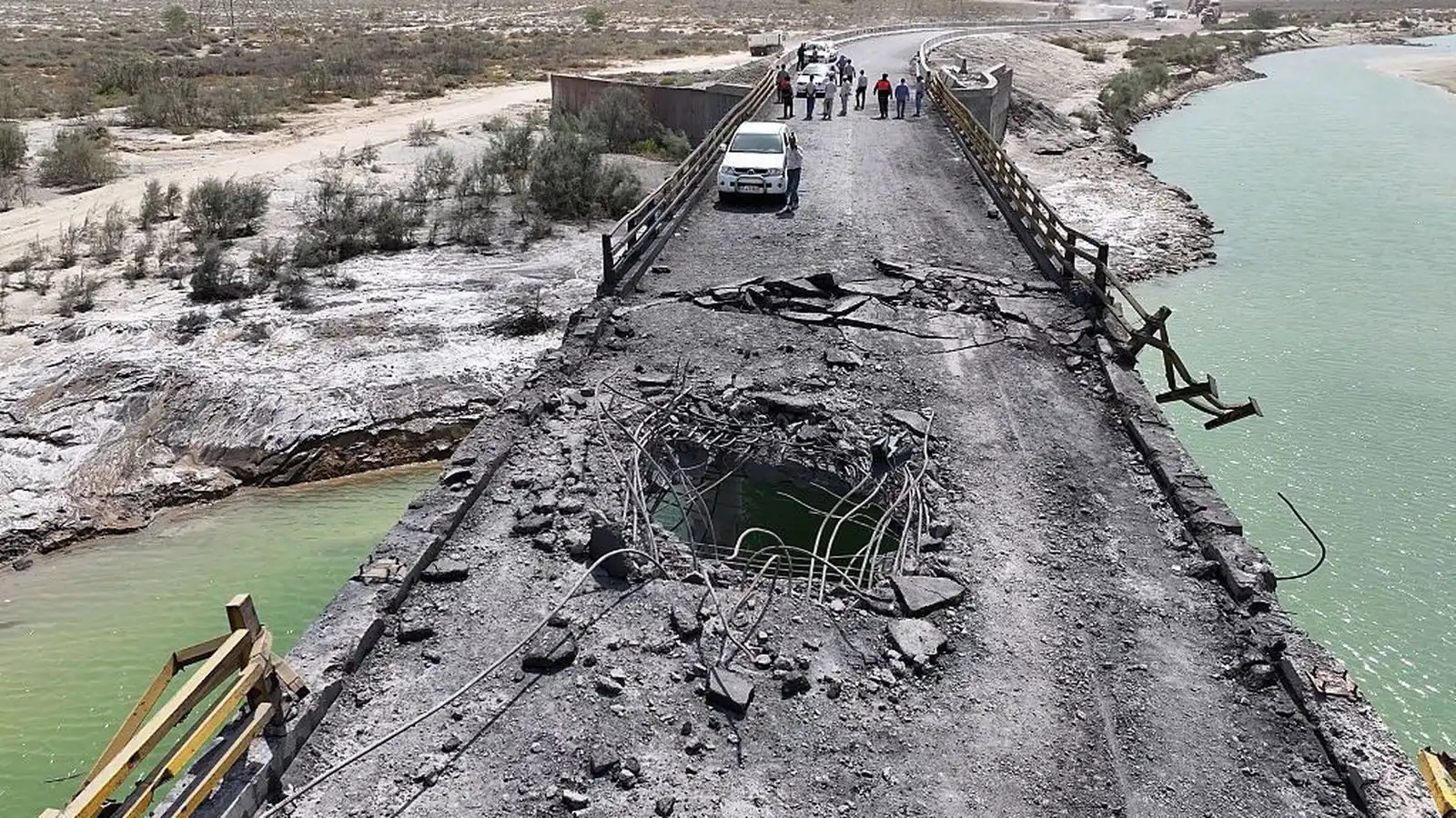 Hóta því að hleypa ekki einasta dropa af olíu eða gasi um sundið - Vísir