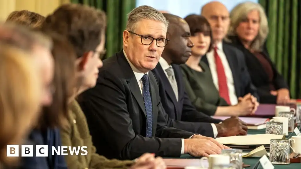 How could Labour MPs force a leadership contest and how would it work?