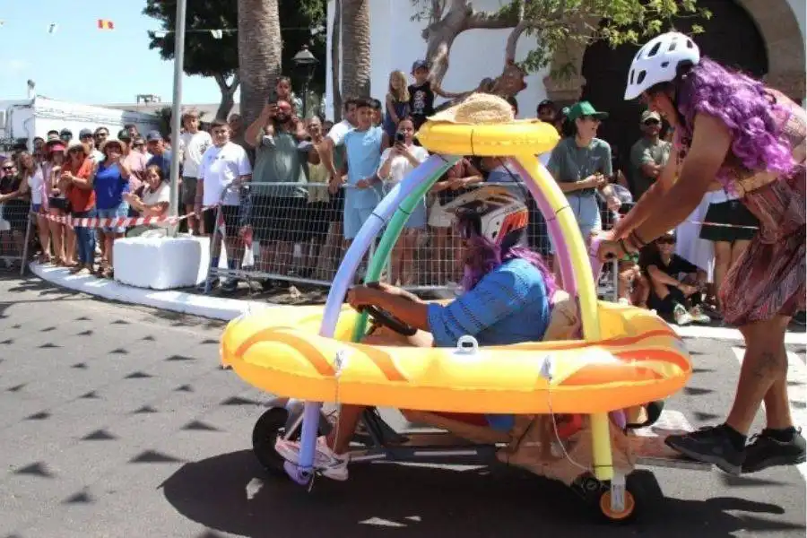 Huge crowds cheer on first wacky car race in Lanzarote