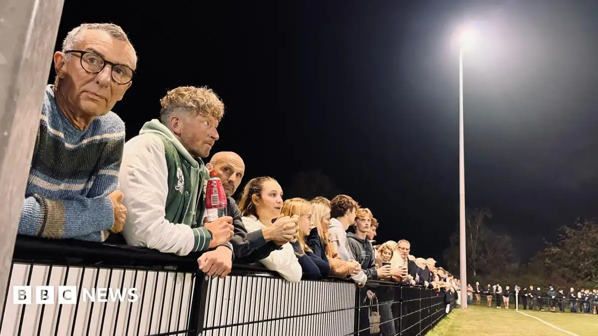 Hundreds attend controversial Mulbarton v Woodford FA Cup replay