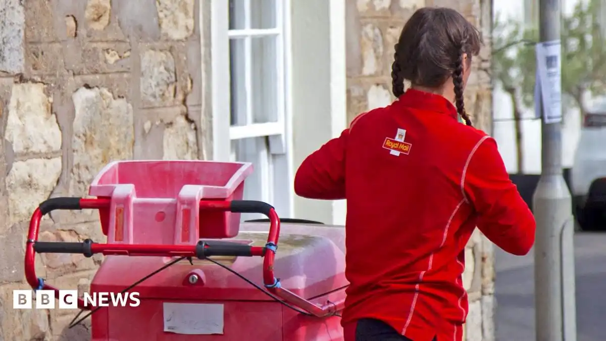 Hundreds of Royal Mail staff quitting each week amid efficiency drive