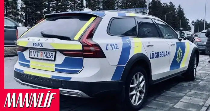 Hundur reif buxur vegfaranda fyrir utan matvöruverslun