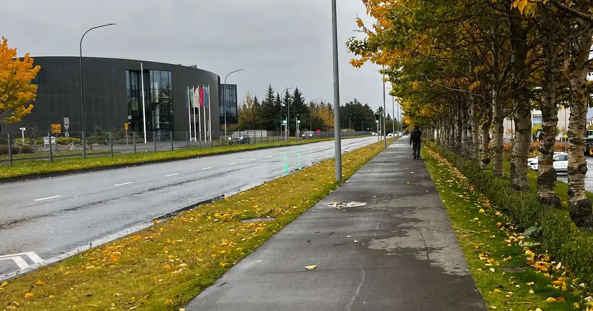 Hvasst, hlýtt og víða dálítið blautt