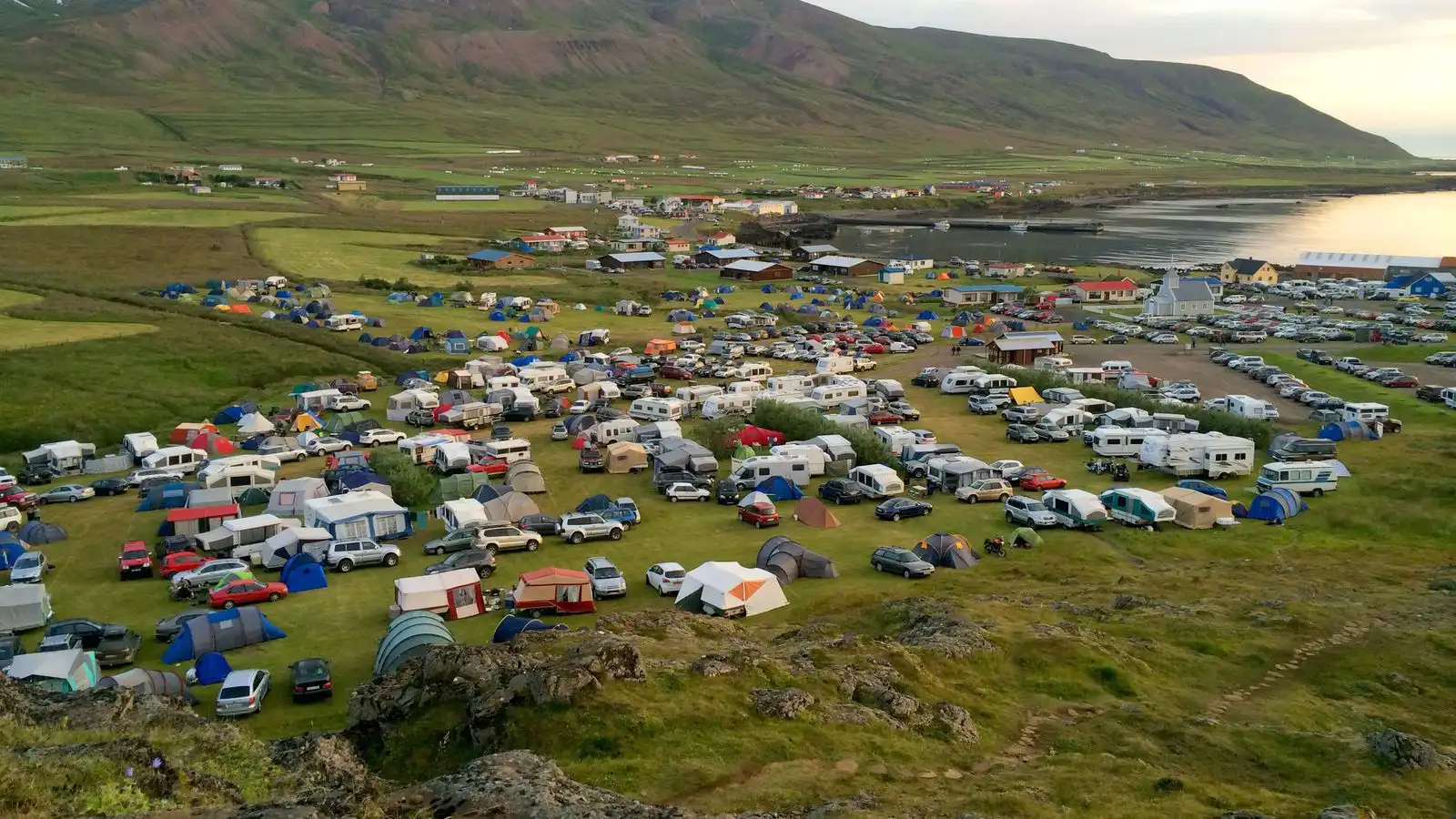 Hvass­viðri hefur sett strik í reikninginn á Bræðslunni - Vísir