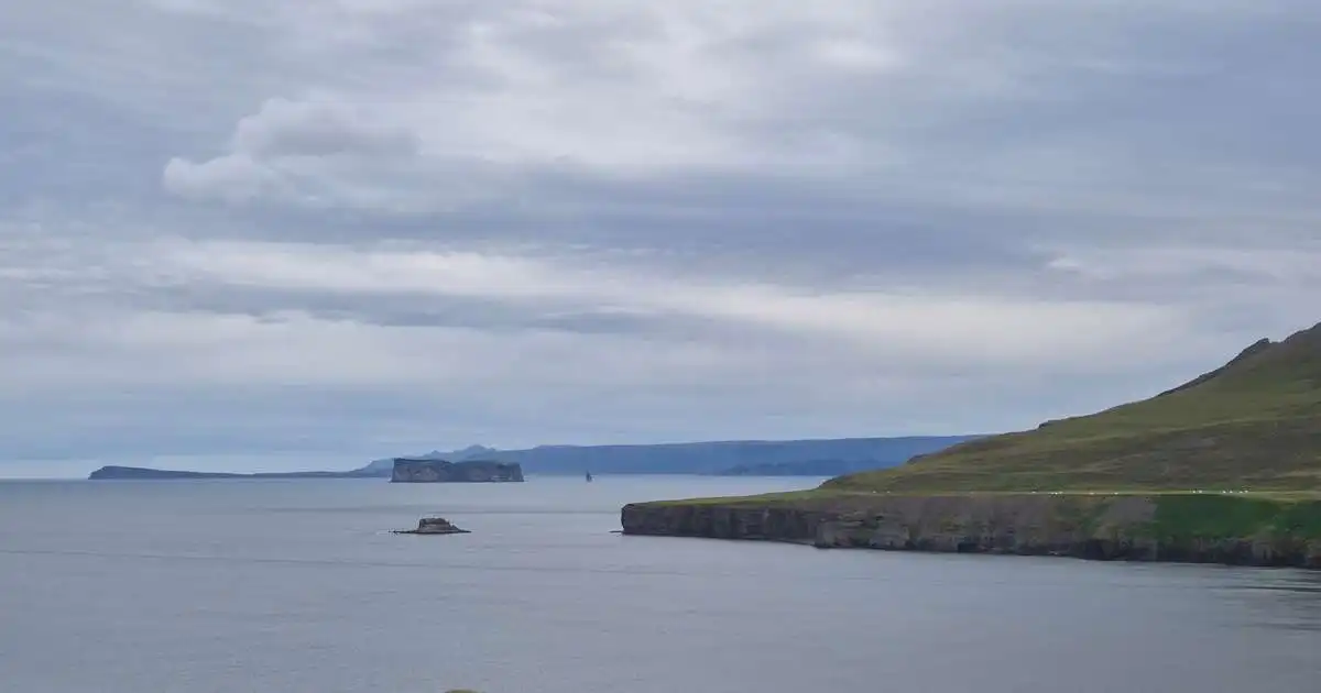 Hvessir norðantil