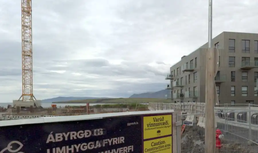 Íbúðareigendur í Gufunesi verulega ósáttir - Áttu ekki von á nýju húsi svo nálægt sínu