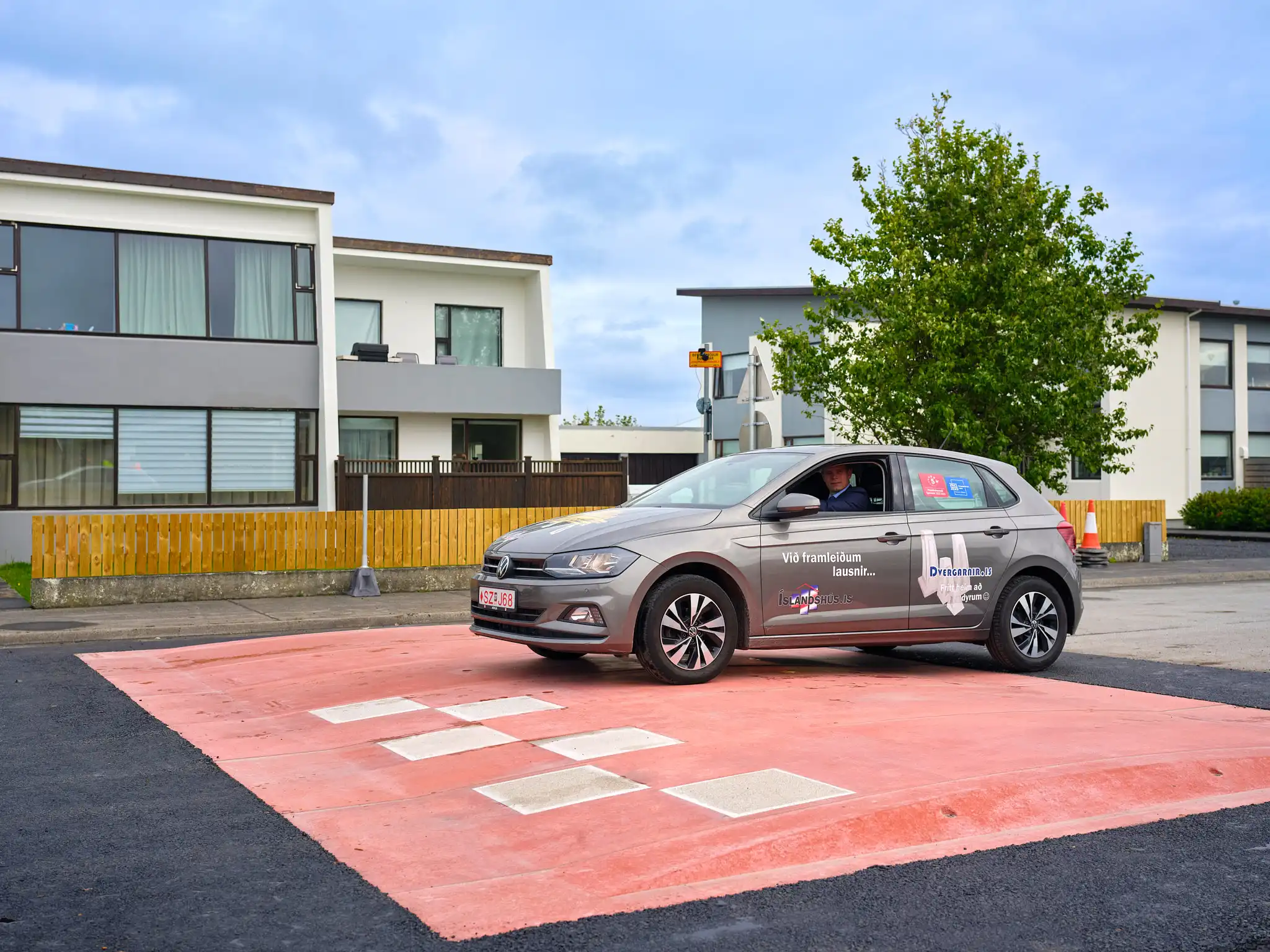 Íslandshús setur niður fyrstu forsteyptu hraðahindrunina í Reykjanesbæ
