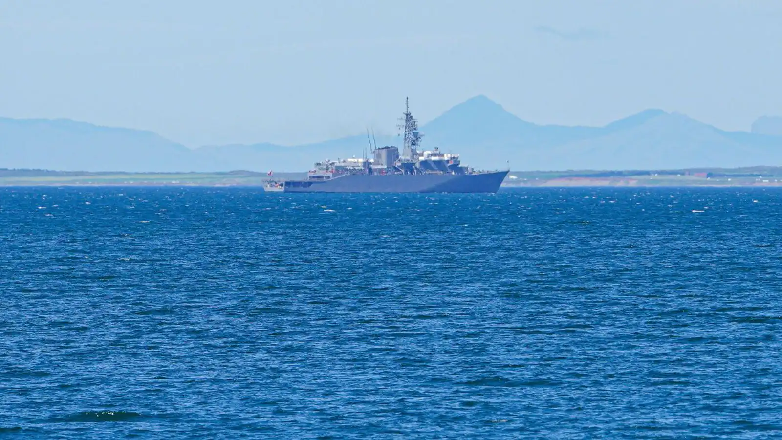 Japanskir sjó­liðar troða upp fyrir utan Hörpu - Vísir