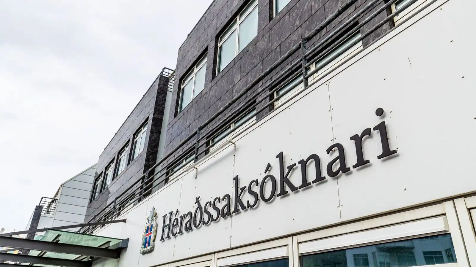 Kærð fyrir að draga sér ríf­lega tólf milljónir úr dánar­búi - Vísir