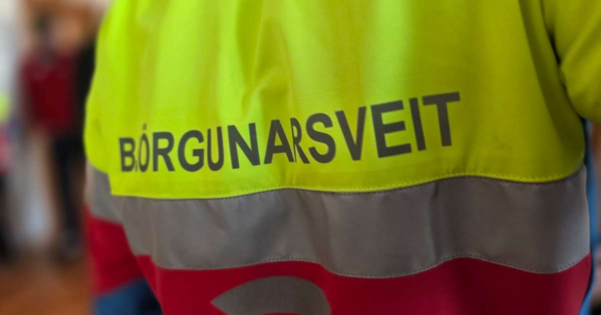 Kajakræðurum bjargað köldum en ómeiddum úr sjónum