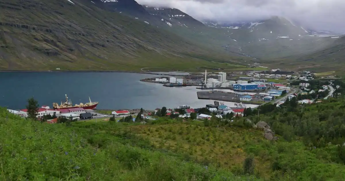 Kaldvík í brimróti á Austfjörðum: Skil á ársreikningi hafa tafist vegna tjóns á eldislöxum