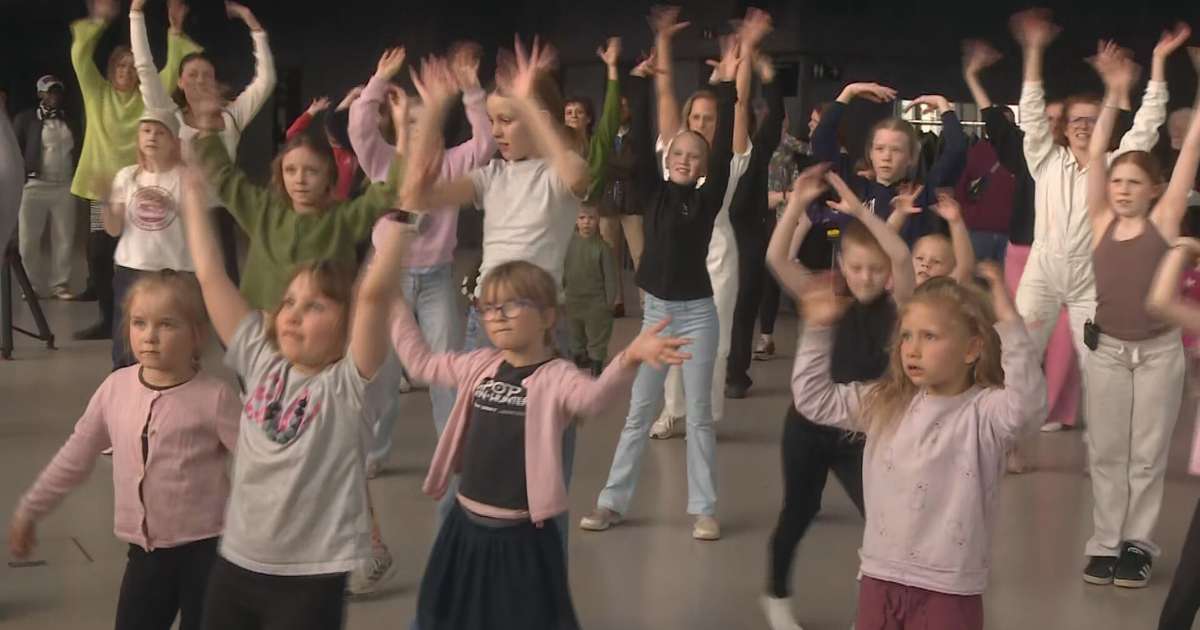 Kátir krakkar tóku kisuna og slönguna á Alþjóðlega dansdeginum