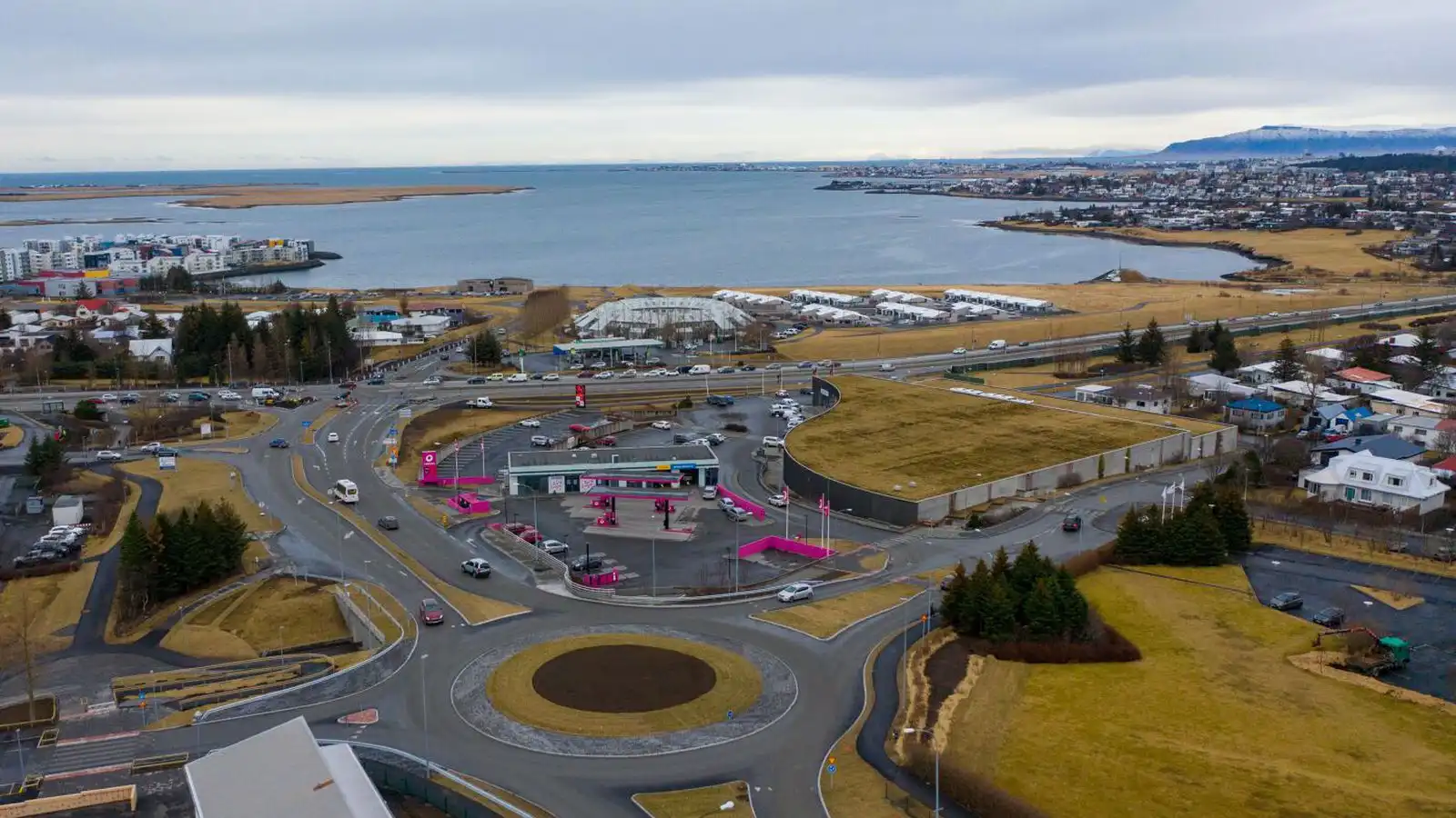 Keyrði á og flúði en skildi númeraplötu eftir - Vísir