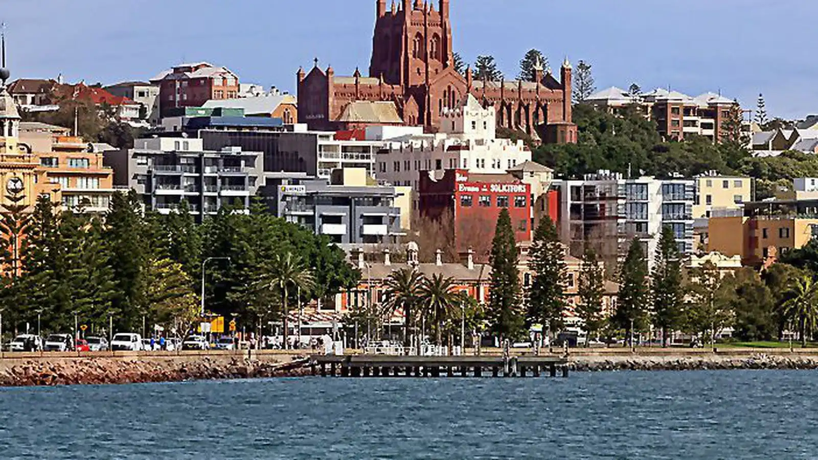 Keyrði inn í mann­fjölda norður af Sydney - Vísir