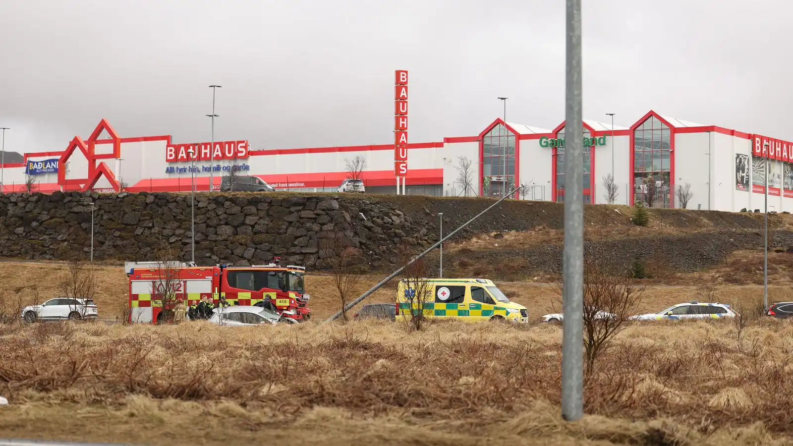 Keyrði niður ljósa­staur á Vestur­lands­vegi - Vísir