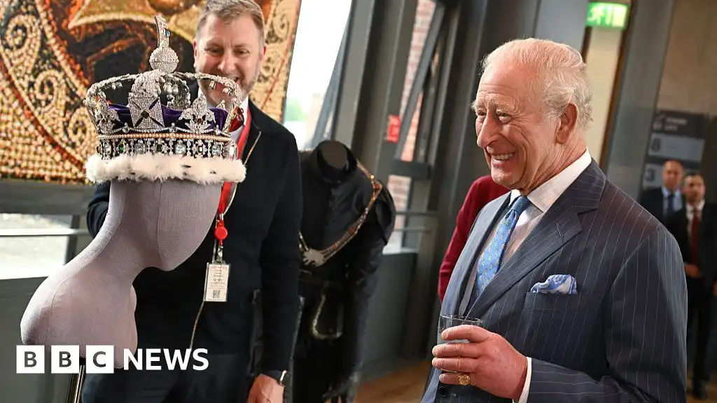 King appears as surprise guest at sold-out Shakespeare play