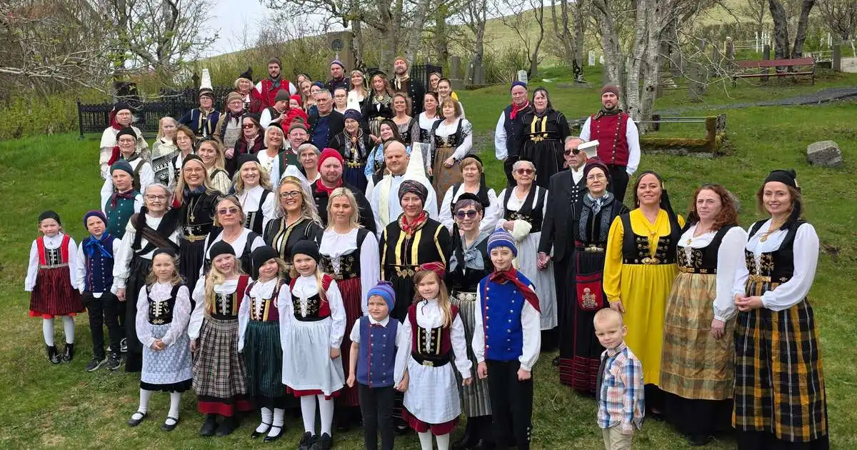 Kirkjugestir mæta í þjóðbúningum