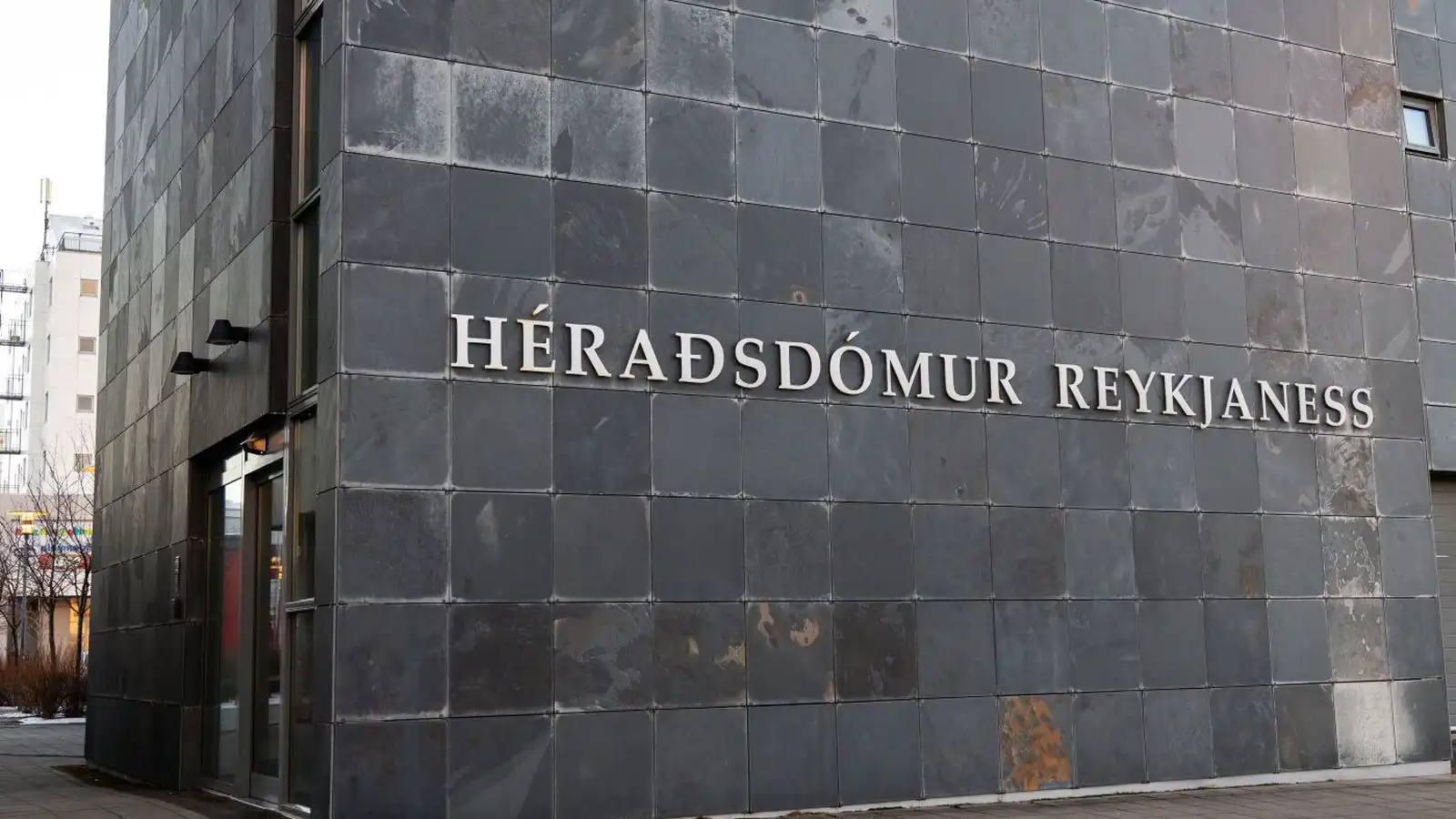 Klóraði lög­reglu­mann og beit annan - Vísir
