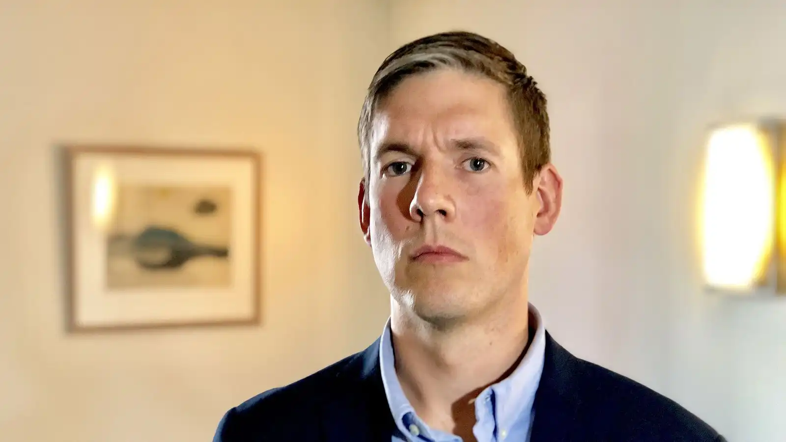 Komin hand­bók um hvernig stefna megi ríkjum og Ís­land geti verið næst - Vísir