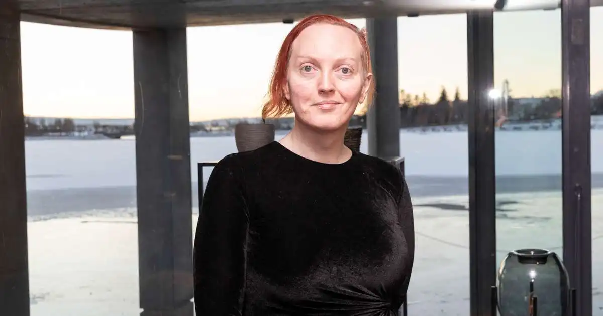 Komst ekki í samband við Neyðarlínuna þegar alblóðugur maður bankaði hjá henni