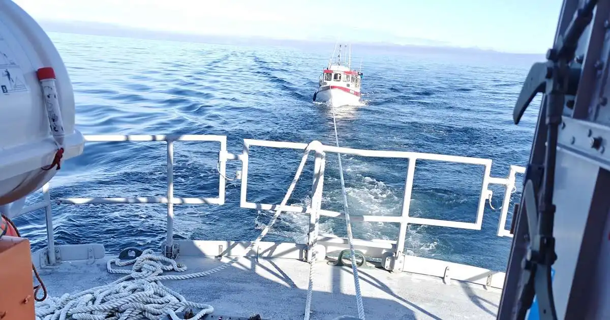 Komu tveimur fiskibátum til aðstoðar