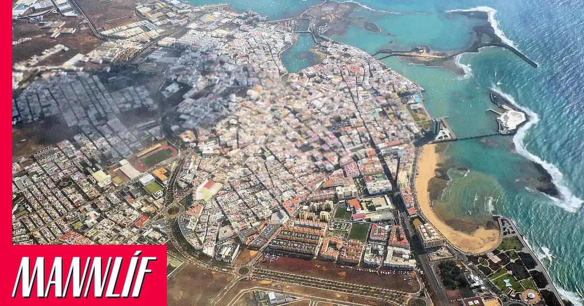 Kona bitin á baðströnd á Lanzarote
