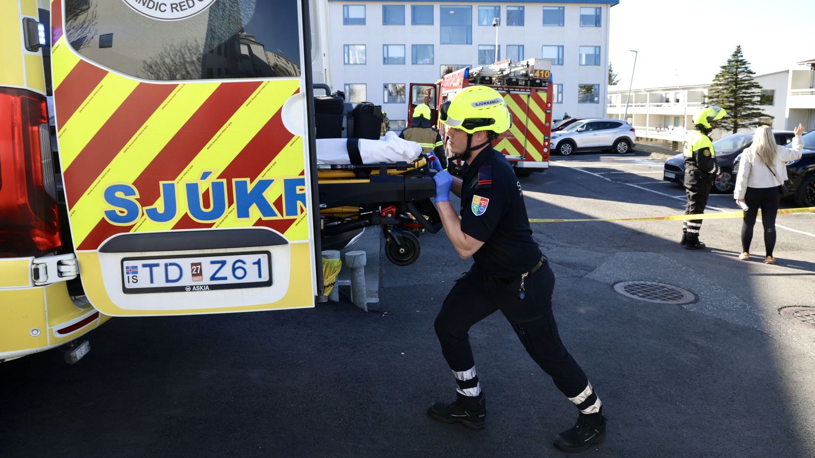 Kona flutt á sjúkra­hús eftir bruna í kjallara­í­búð - Vísir