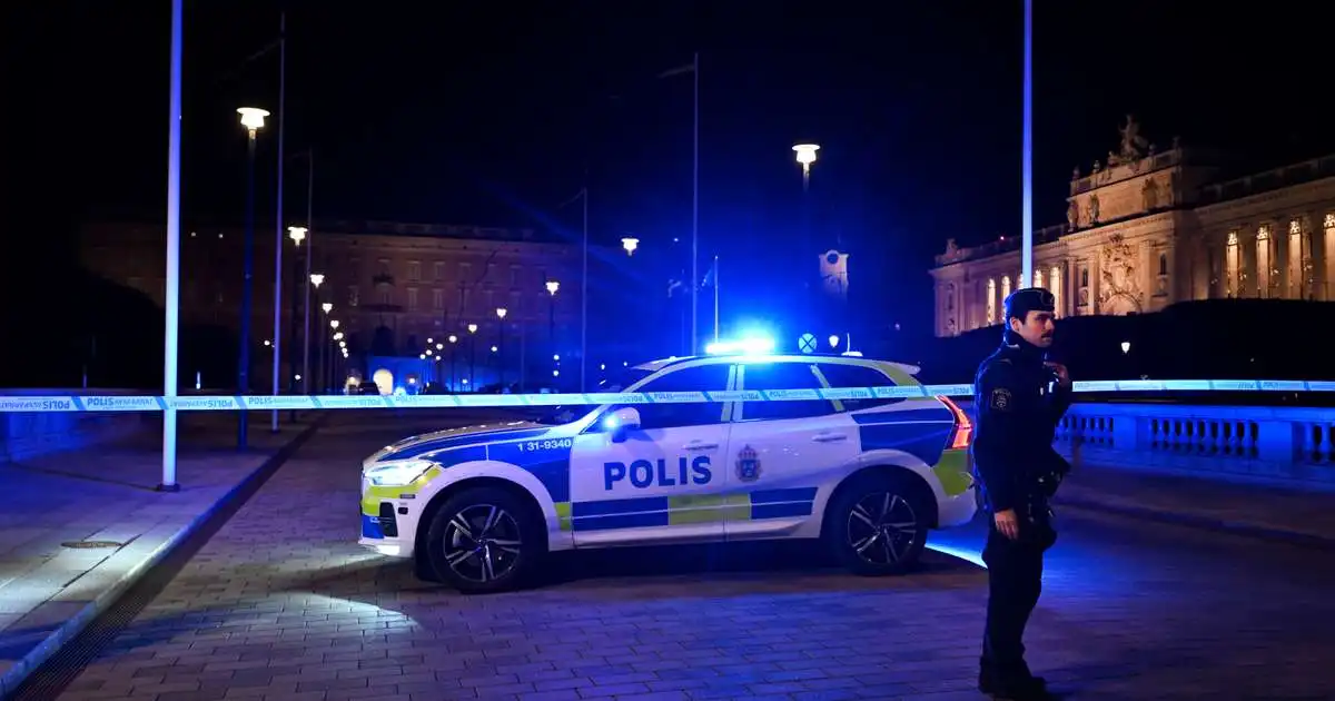 Kona sem var skotin í íþróttahöll í gær lést af sárum sínum