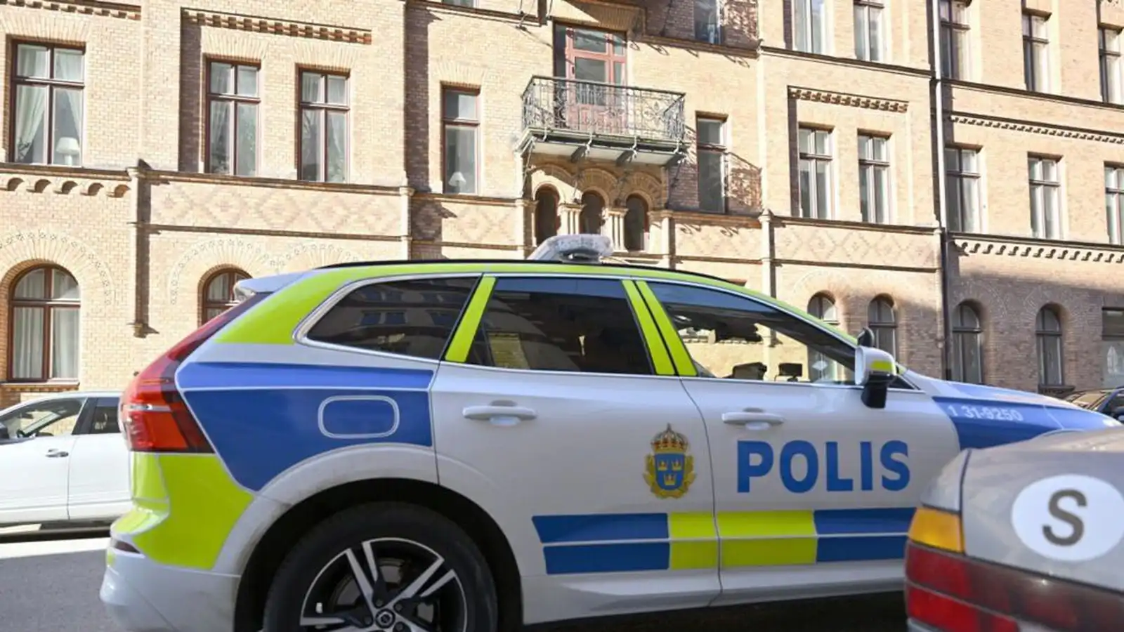 Kona stungin til bana við mat­vöru­verslun í Malmö - Vísir