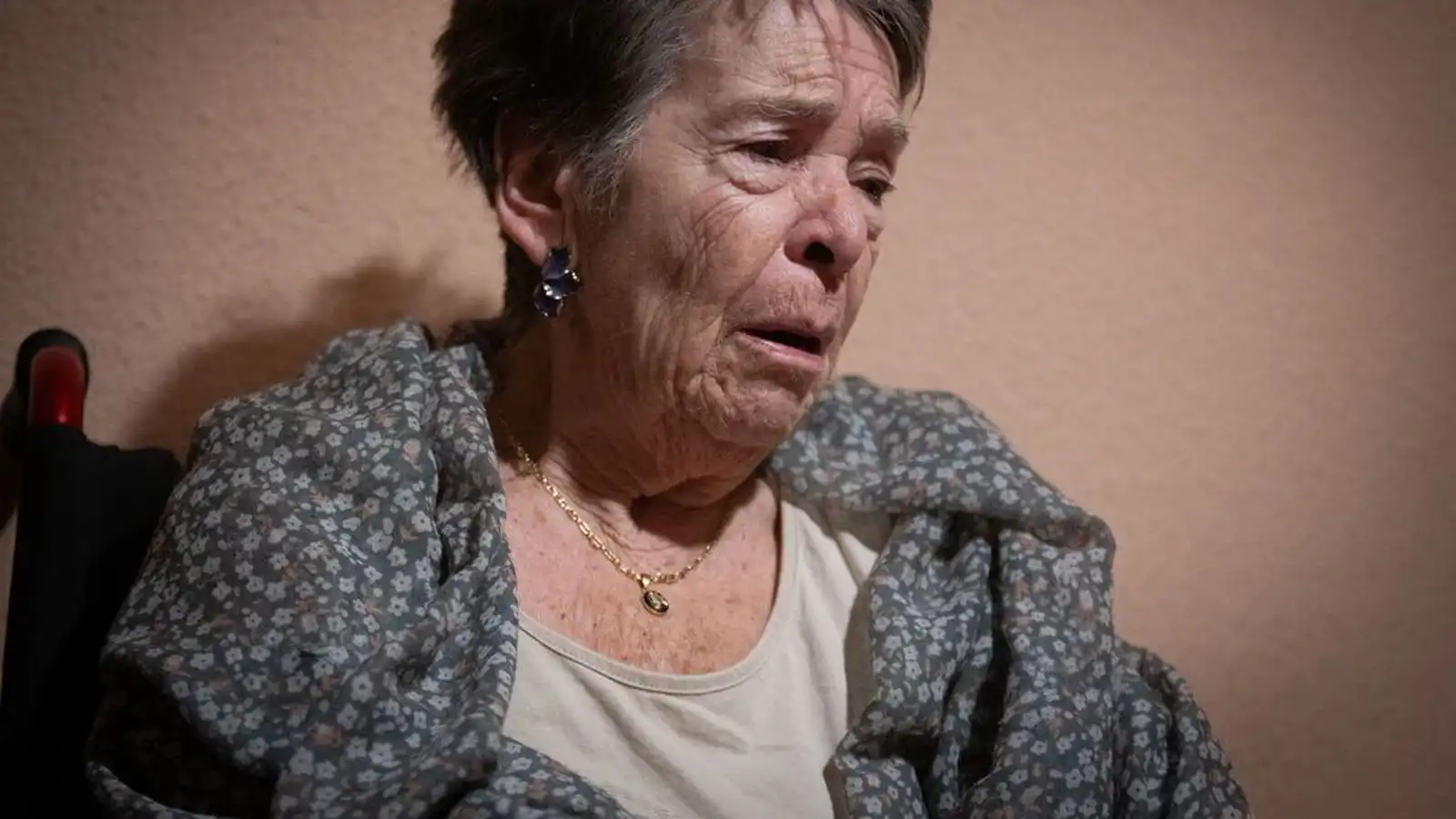 Konan sem var borin út er látin - Vísir