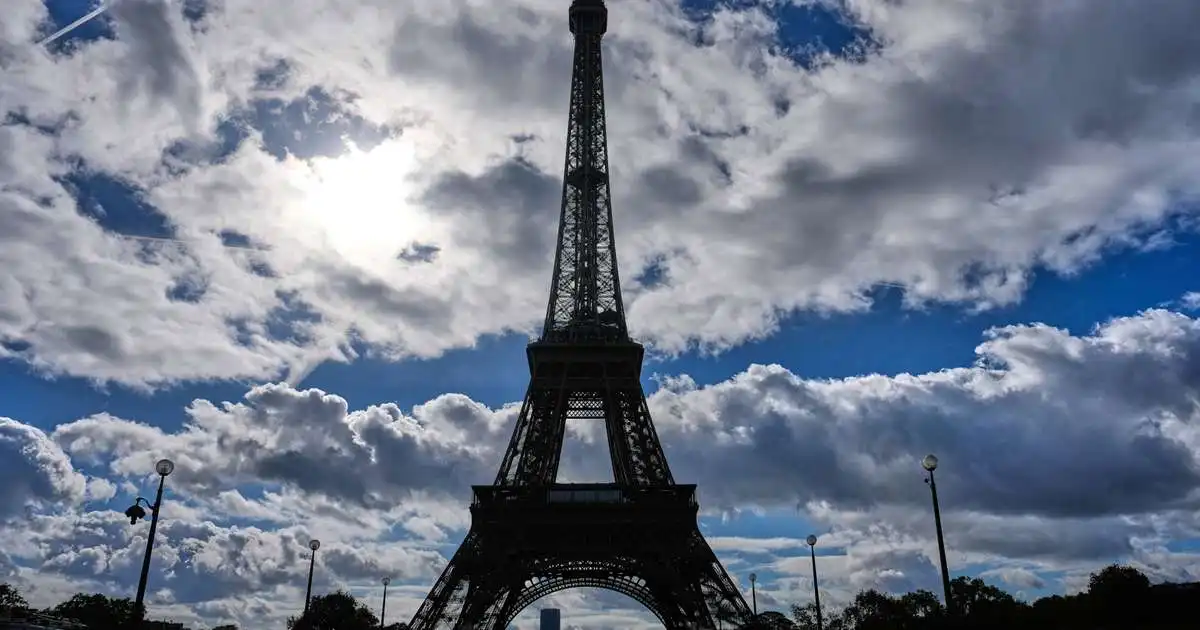 Konunum sagt að halda sig til hlés meðan trúarleiðtogi heimsótti Eiffel