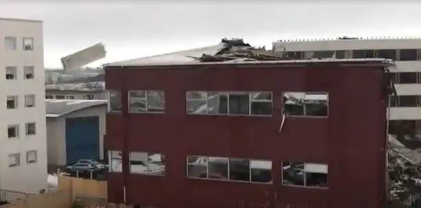 Kópavogsbær segir eftirlit með niðurrifi sem fór úrskeiðis í samræmi við lög en sé til skoðunar – Þakplötur fóru inn um glugga hjá nágranna - DV