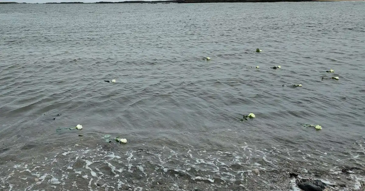 Köstuðu 40 hvítum rósum í hafið fyrir skipverja Pourquoi Pas?