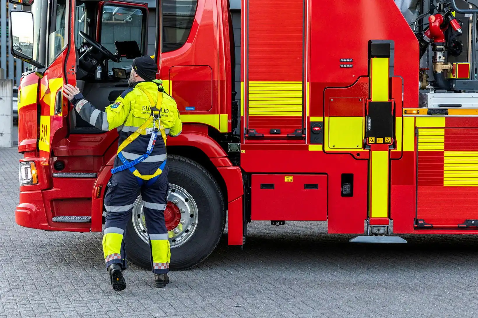 Kviknaði í hitaskáp í Toppstöðinni - MBL.IS