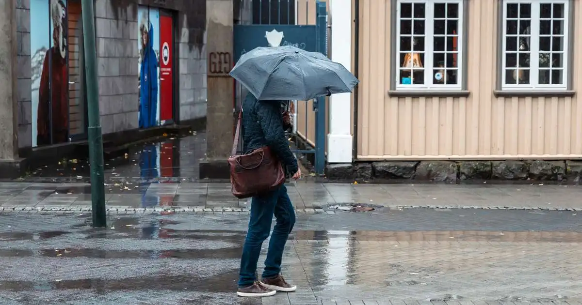 Lægir víðast hvar á morgun