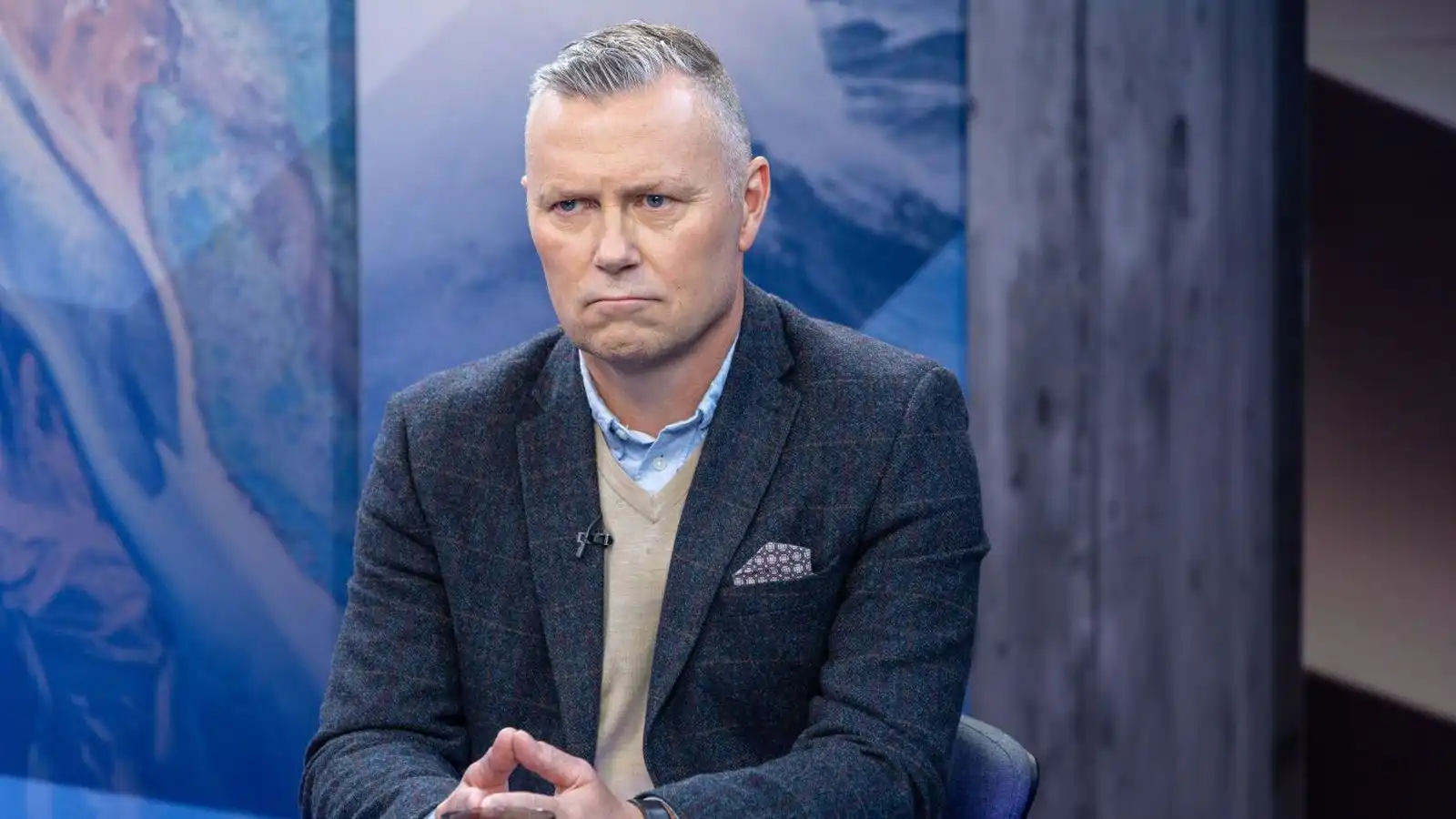 Lækkar eigin laun - Vísir