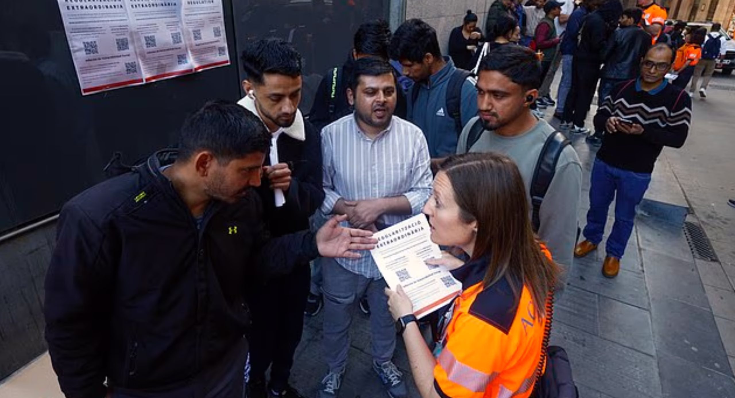 Langar biðraðir myndast víða um Spán – Byrja í dag að veita hundruðum þúsunda ólöglegra innflytjenda löggildingu
