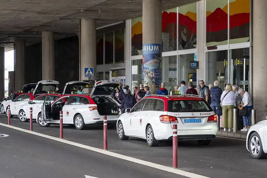Lanzarote Cabildo approves new taxi rules to reduce delays at airport