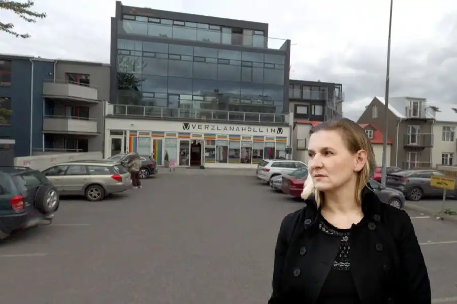Lára ósátt við bílastæðamálin við Laugaveg 26 – „Svo eru þau að rukka allan sólarhringinn“ - DV