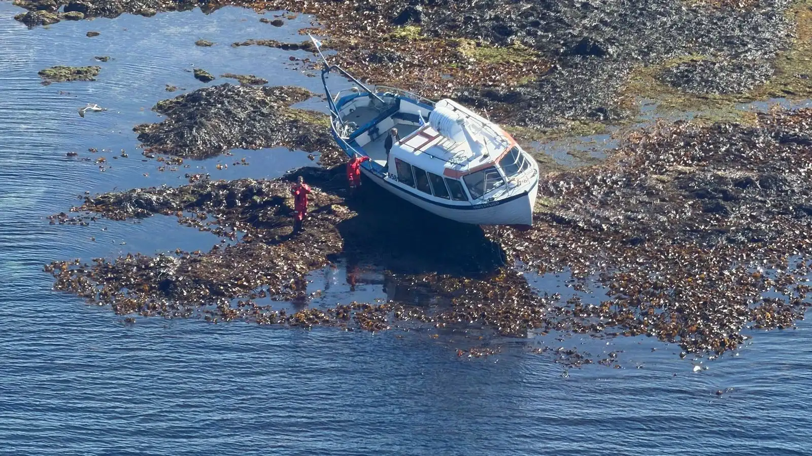 Laus úr sjálf­heldu eftir um fimm tíma strand - Vísir