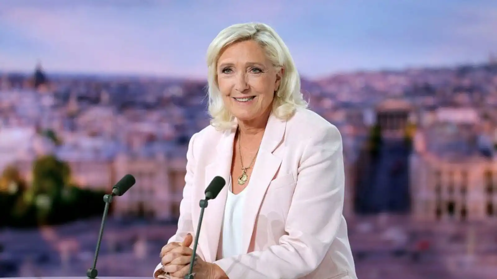 Le Pen hvergi af baki dottin og stefnir ó­trauð á for­seta­höllina - Vísir