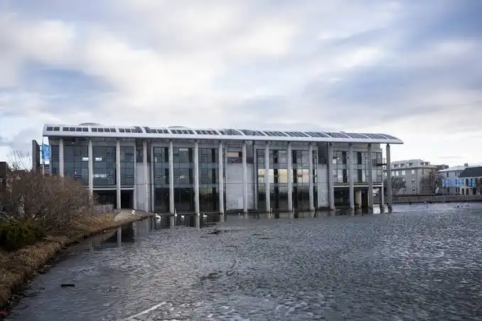 Leggja niður 18 störf og skerpa á ráðningarbanni og viðveruskyldu -„Ég hét því að gera breytingar “