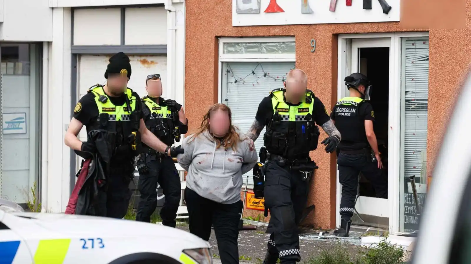 Leidd út í járnum eftir lögregluaðgerð í Skip­holti - Vísir